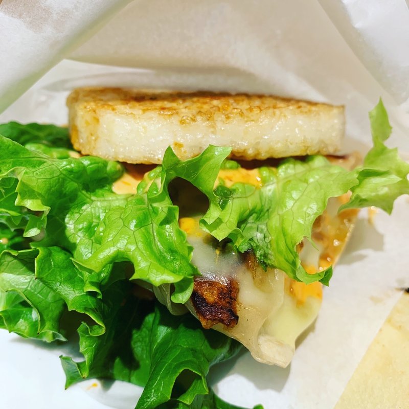 餃子ライスバーガー(Champagne & GYOZA BAR スタンドシャン食-OSAKA梅田エスト-)