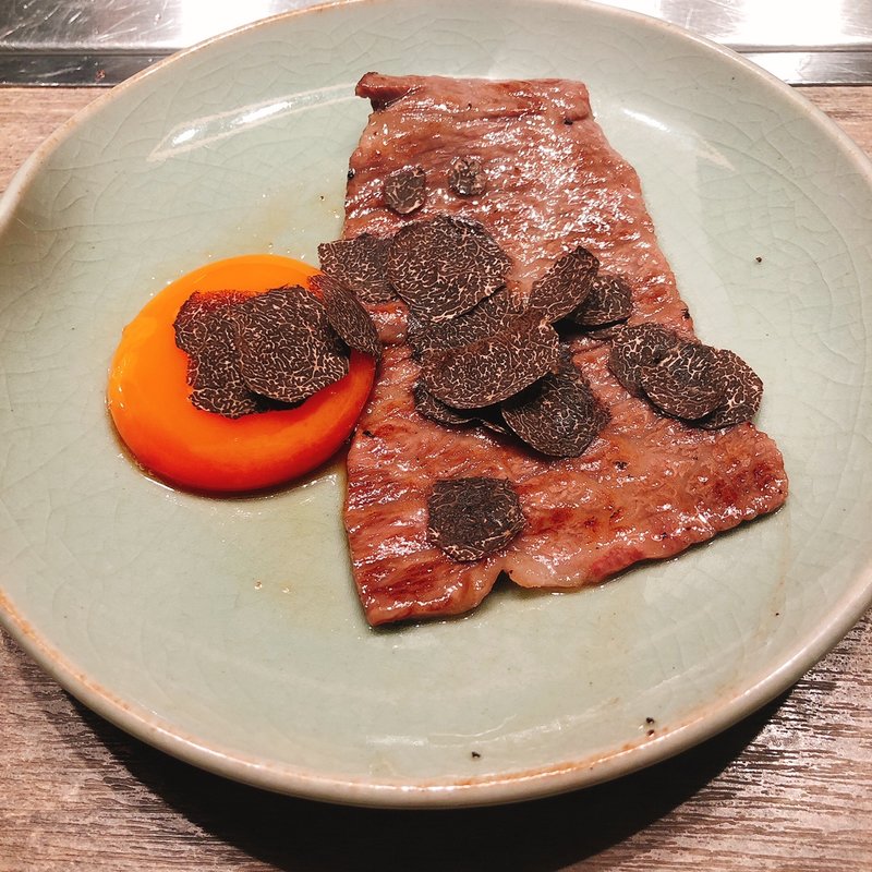 ザブトンのすき焼き 三栄鶏卵の満月と一口ご飯を添えて(うしごろ 銀座店)