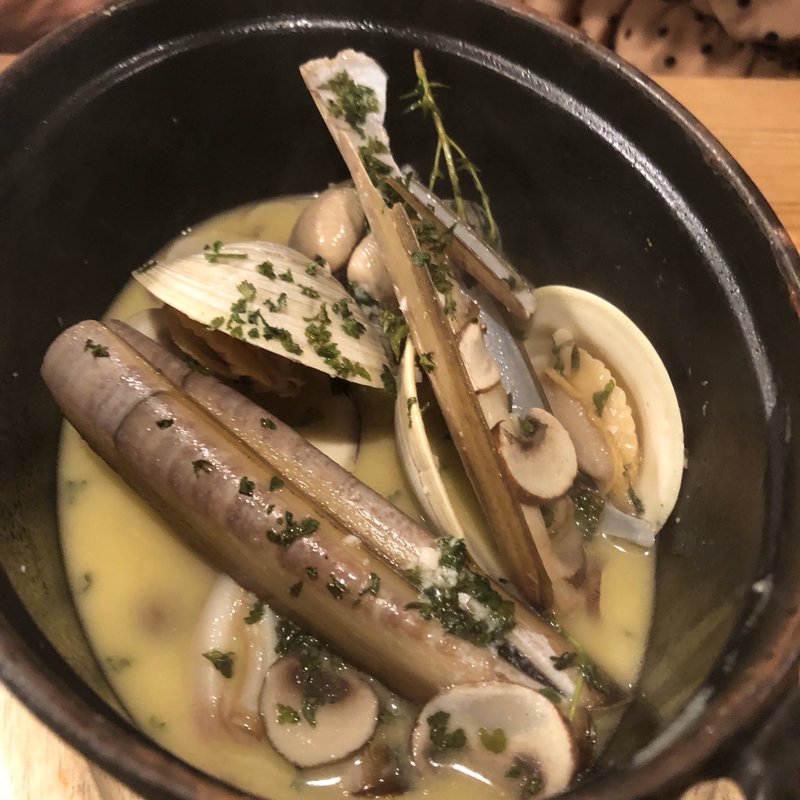 マテ貝とハマグリのワイン蒸し(船橋ワインバル八十郎商店)