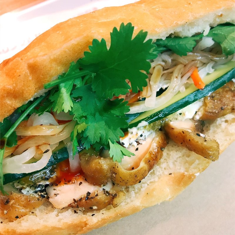 スモークチキンとクリームチーズのバインミー(Banh Mi 83)