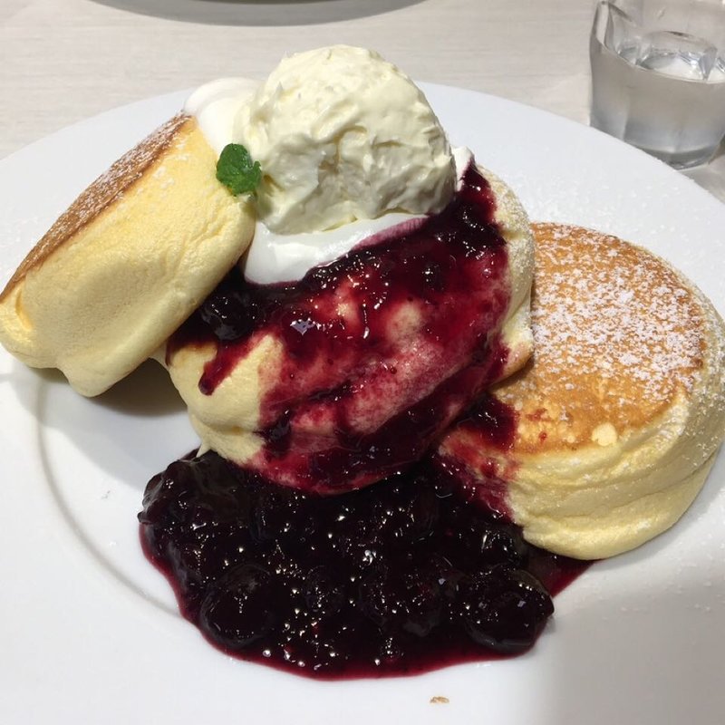 濃厚チーズムースパンケーキベリーソースがけ(幸せのパンケーキ 吉祥寺店)
