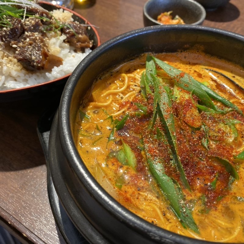 赤ホルモンらーめん(ホルモンらーめん 8910/白寿 本店)