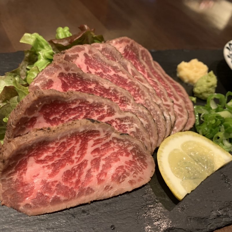 牛肉タタキ(カフェ ダイニング ウワサノ ムウ （Cafe dining uwasano Muu）)