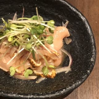鶏肉タタキ(カフェ ダイニング ウワサノ ムウ （Cafe dining uwasano Muu）)