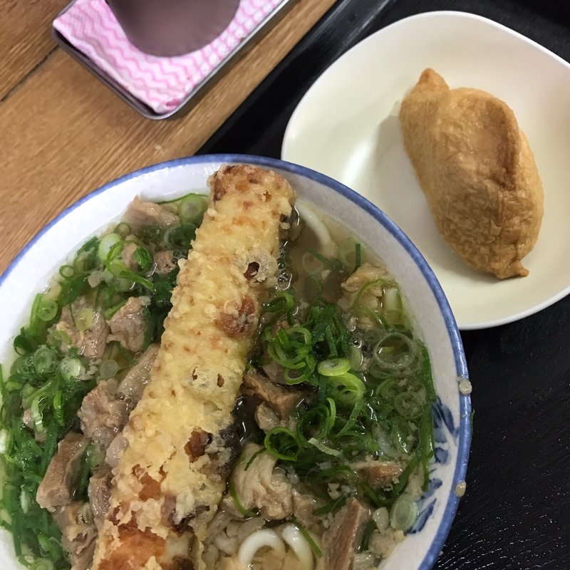 ぼっかけうどん　ちくわ天のせ　いなり寿司(立ち食いうどん 味沢)