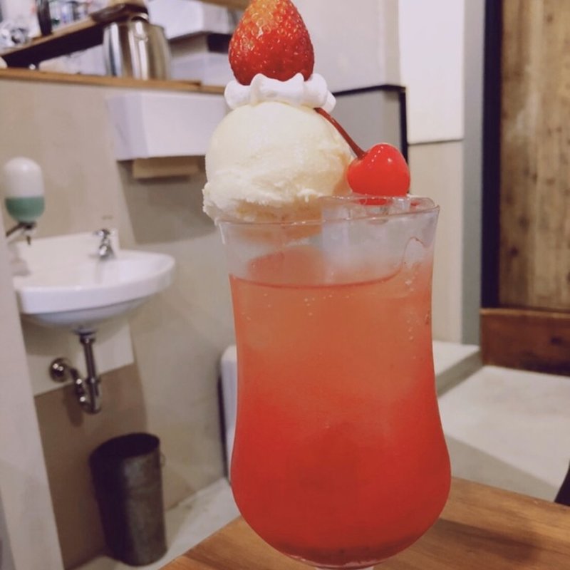 苺のクリームソーダ(リトル ビレッジ カフェ  Little Village Cafe)
