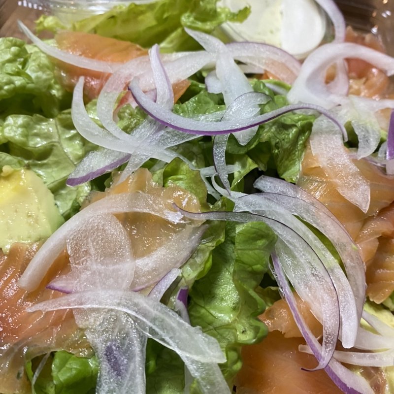 自家製サーモンマリネと アボカドのサラダ(Gaston&Gaspar 六本木店)