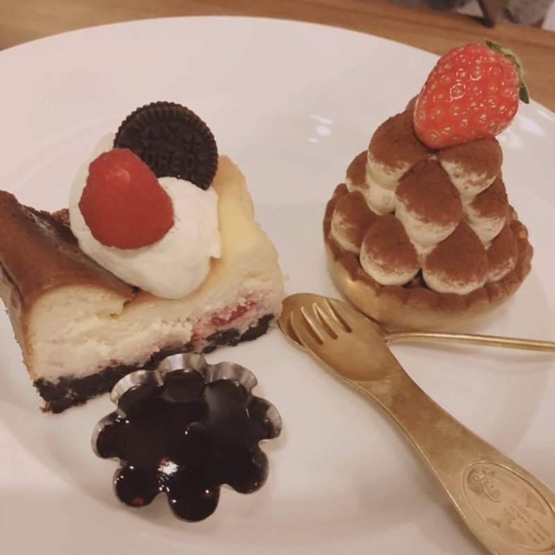 ラズベリークッキーチーズケーキ、苺ティラミスタルト(リトル ビレッジ カフェ  Little Village Cafe)