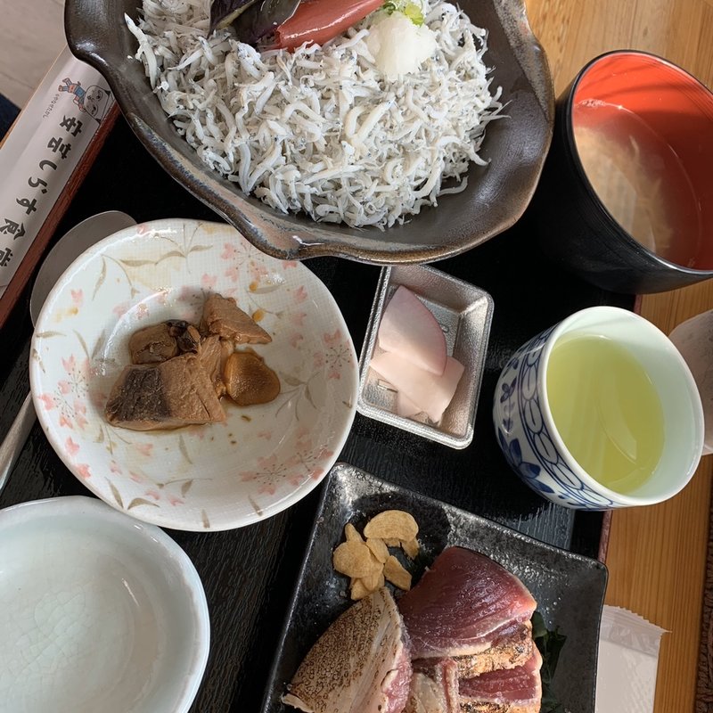 釜揚げちりめん丼お刺身付き(安芸しらす食堂)