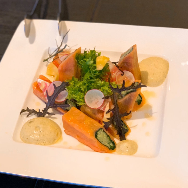 キヌアと野菜を詰めたサーモンポピエットレモン風味の泡ソース(スカイラウンジ リーガトップ （RIHGA TOP）)