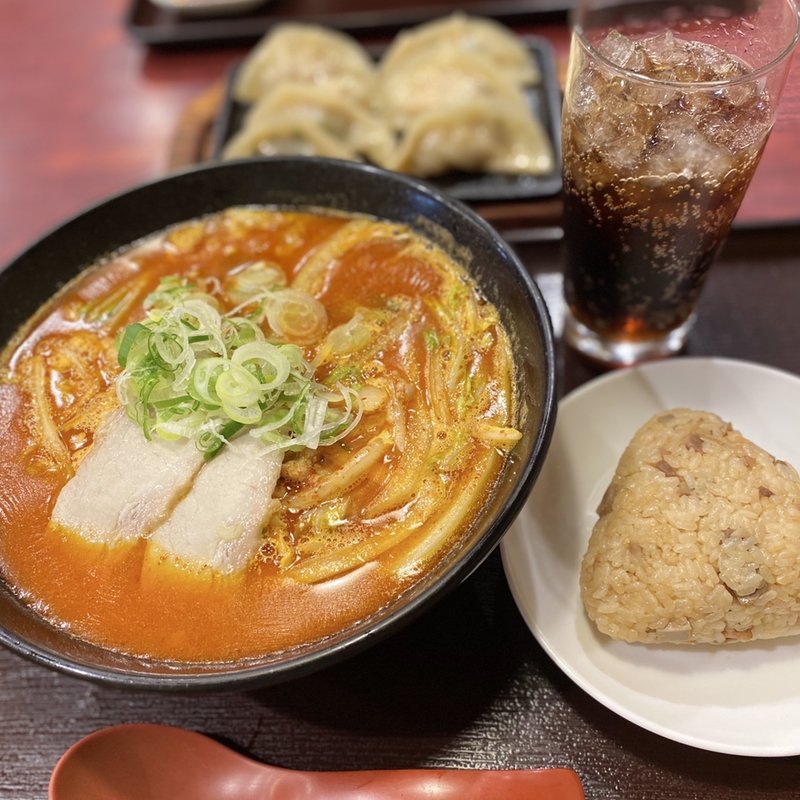 辛味噌激辛ラーメン、チャーシューおにぎり、餃子(八味一心 （はちみいっしん）)