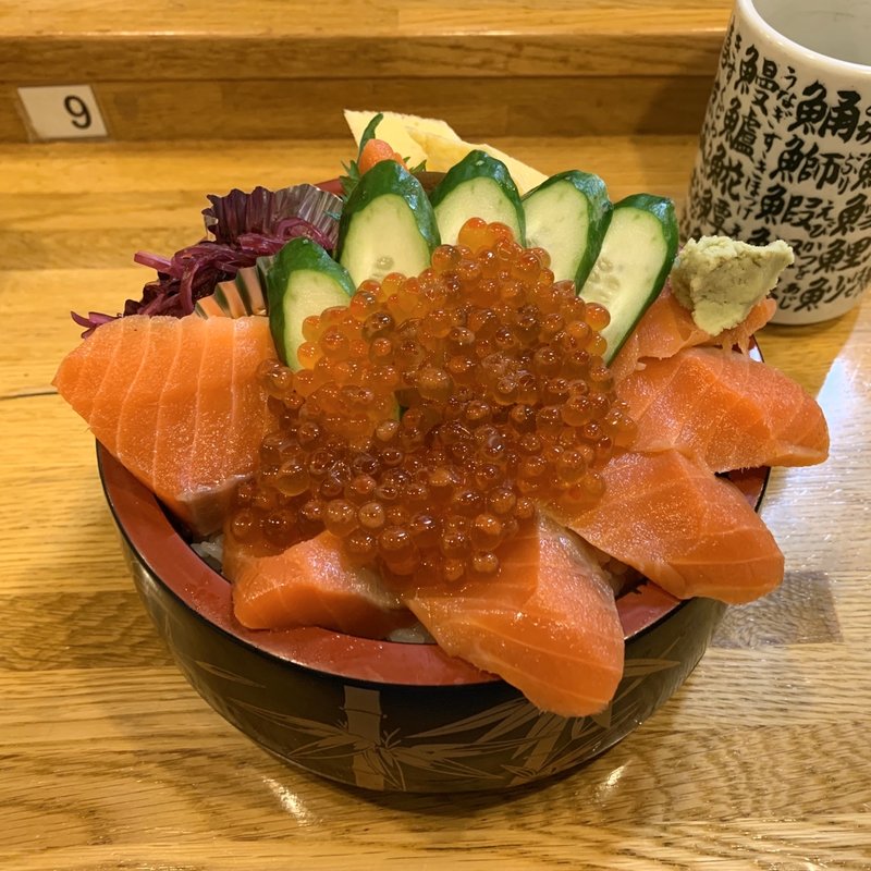 サーモン親子丼（生）(ファミリーすしガーデンハウス)