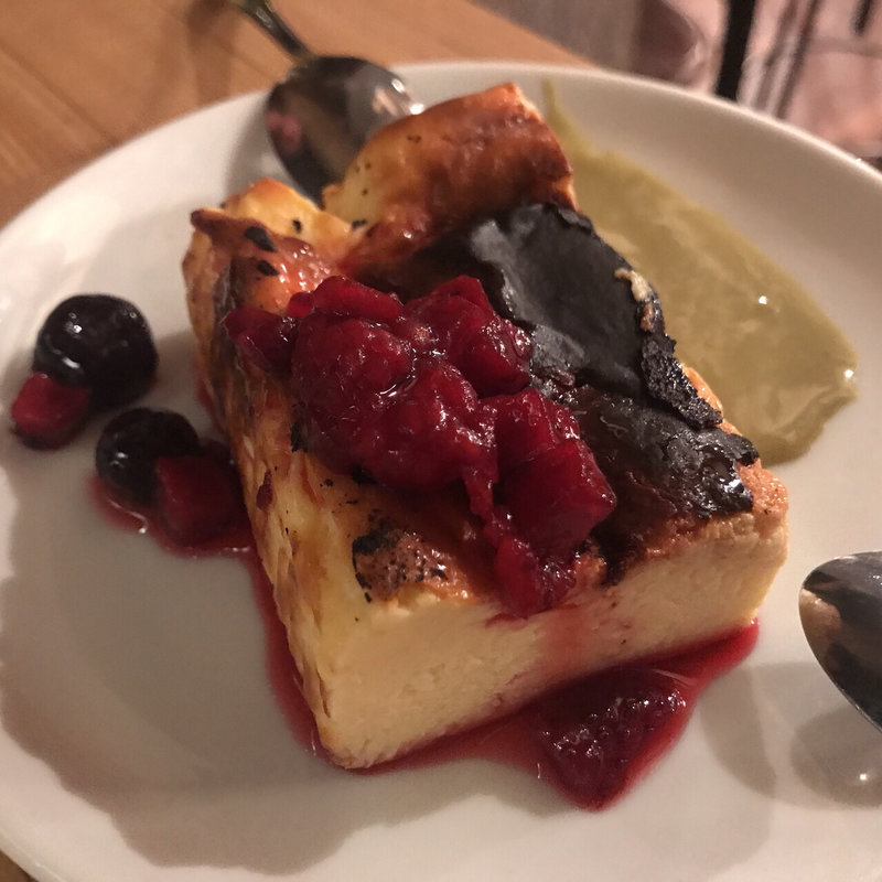 バスクチーズケーキ ピスタチオソース(船橋ワインバル八十郎商店)