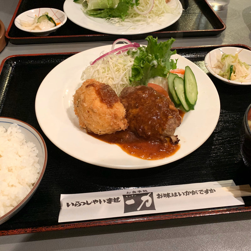 ハンバーグとカニクリームコロッケ(キッチン一力 （イチリキ）)