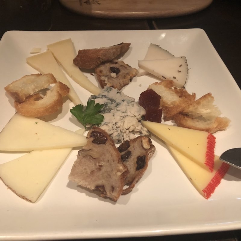 チーズ盛り合わせ(Meson del Puerto【メソンデルプエルト】)