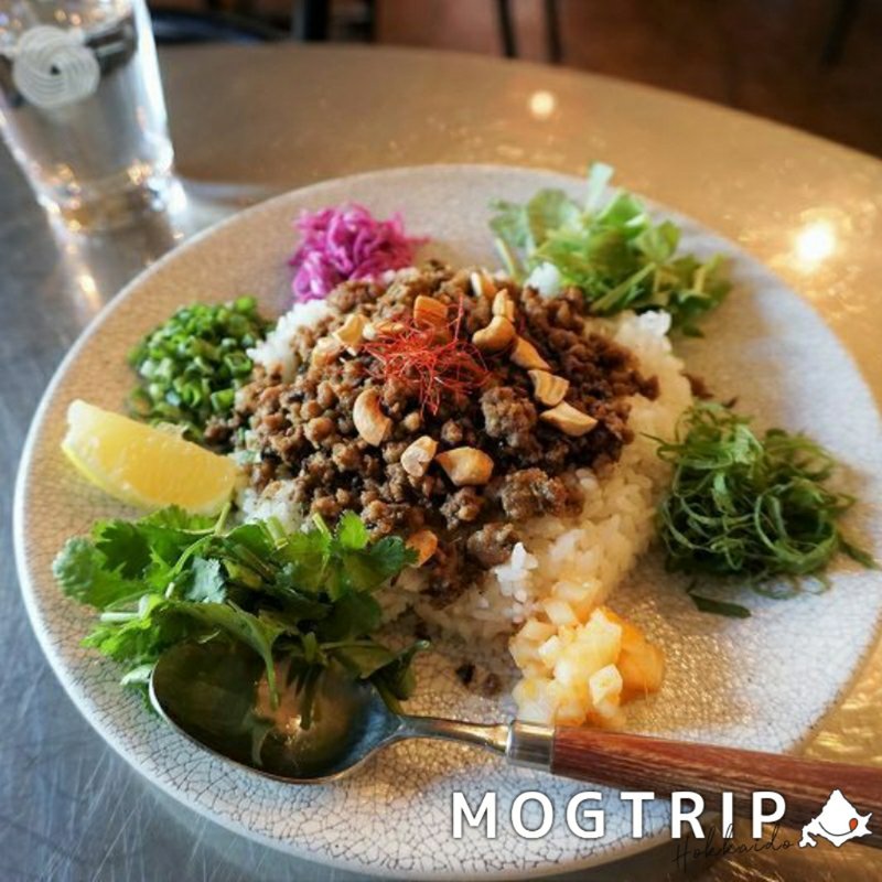 羊とハーブのそぼろカリー(羊と中華 ヤンボウ)