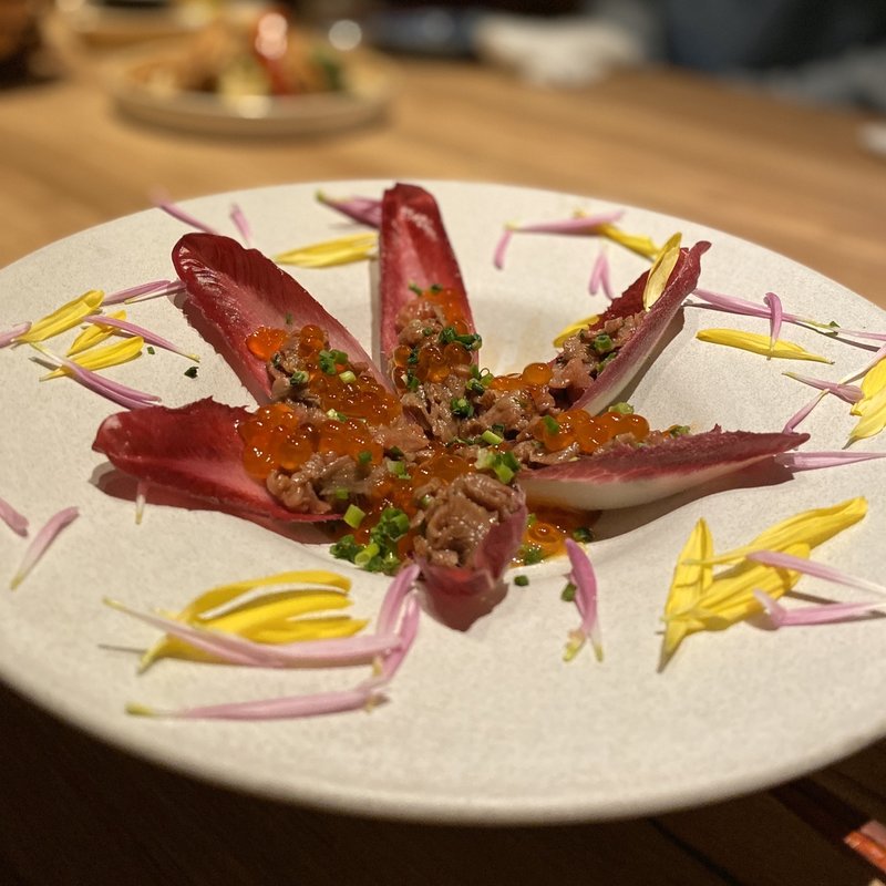 和牛とチコリのレアユッケ(月邸ト蕎麦 SUKIYUNO)