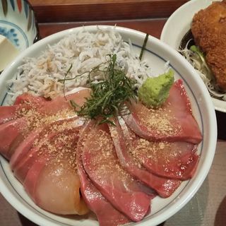 寒鰤しらす丼定食(渋三魚金)
