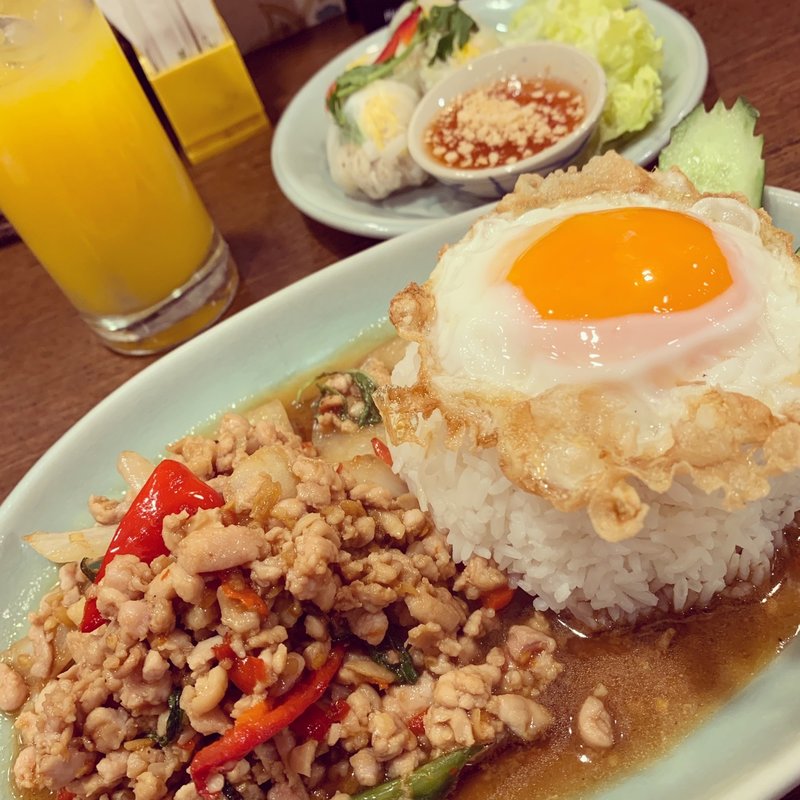 ガイ・パット・バイ・ガパオ・ラート・カオ(鶏挽肉のホーリーバジル炒めごはん)(クルン・サイアム 吉祥寺店)