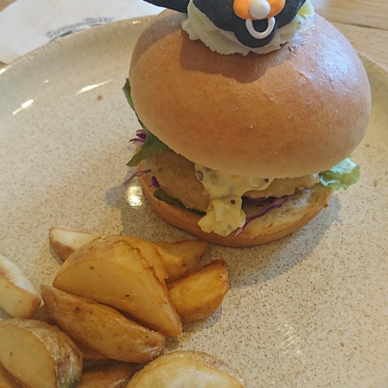 タルタルフィッシュバーガー(ひつじのショーンビレッジショップ&カフェ)