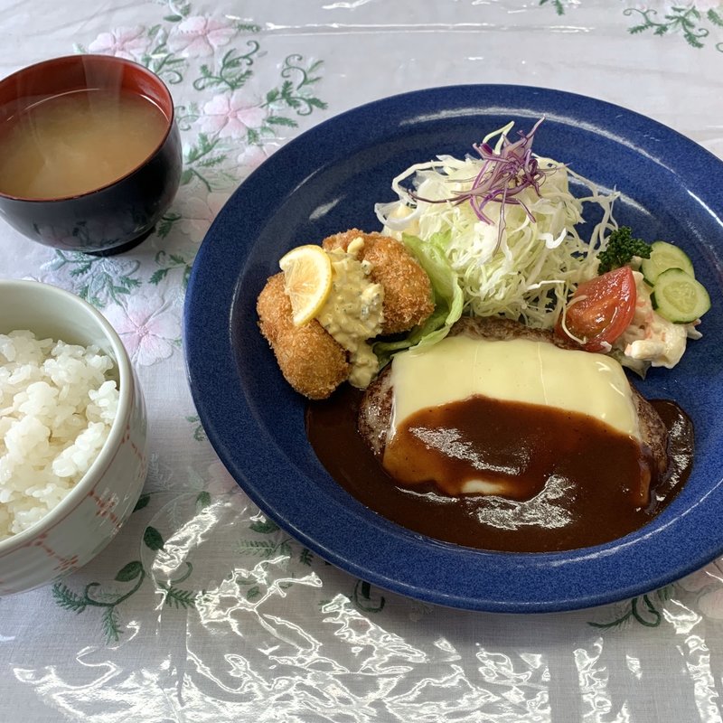 チーズハンバーグとカキフライ(子鹿)