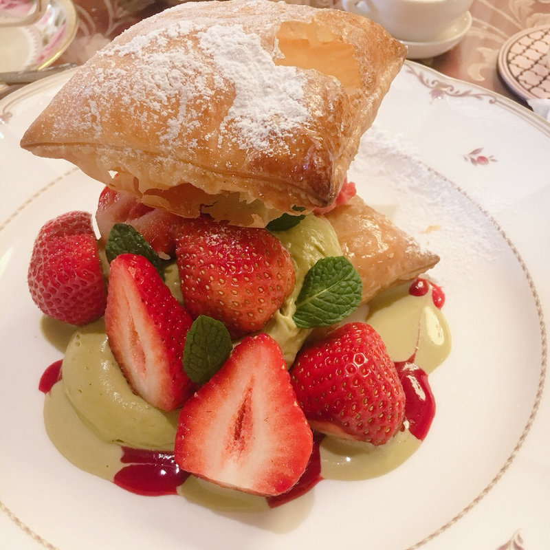 あまおうとピスタチオのミルフィーユ(サロン・ド・テ・アルション 法善寺本店)