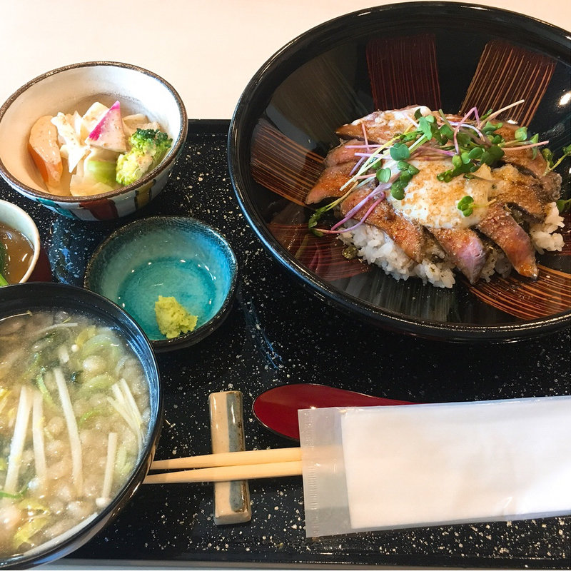 ローストビーフ丼(割烹たけだ)