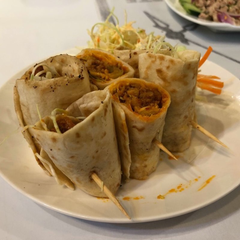 豚肉のパネーンカレーをロティで巻いたらうまかった(ソウルフードバンコク 武蔵小山店)