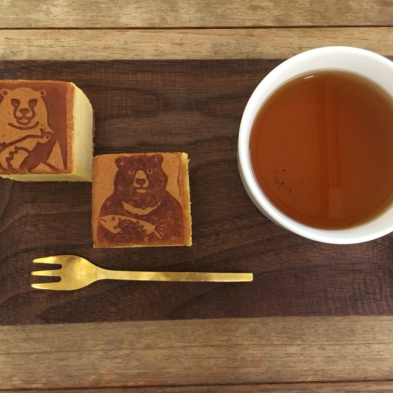 Aセット（プレーンカステラ2個、ほうじ茶）(デ カルネロ カステ)