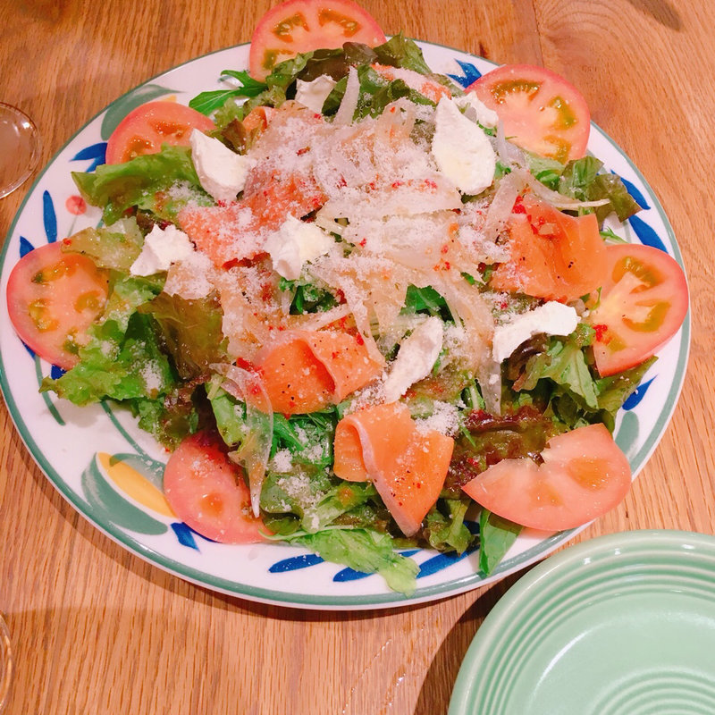 スモークサーモンとクリームチーズのサラダ(おやさいガーデン TIERRA （ティエラ） 阪急梅田店)