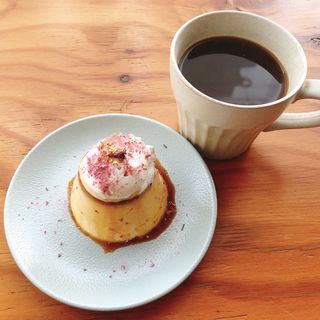 プリン　桜と杏仁クリーム乗せ(any cafe)
