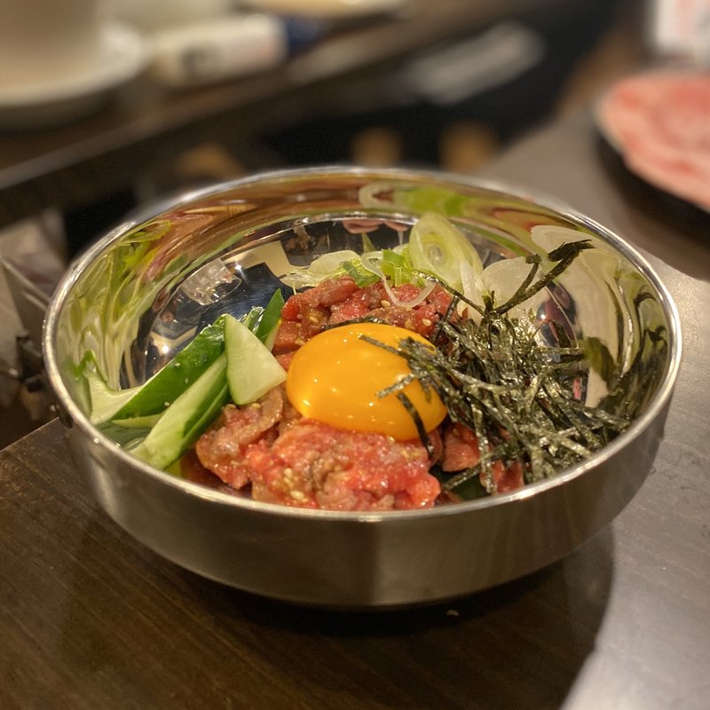 和牛濃厚とろとろレアステーキユッケ(大衆ホルモン・やきにく 煙力 金山小町店)