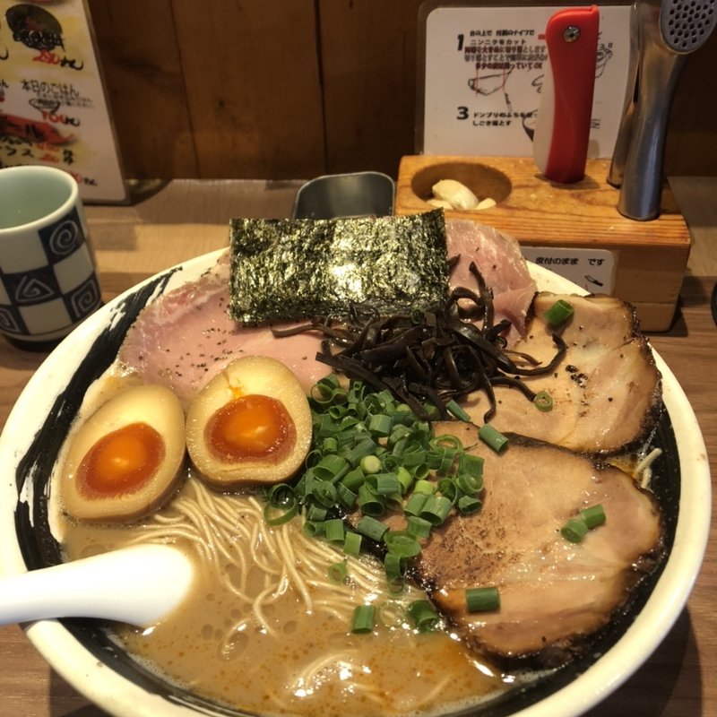 白デラックス大盛り(博多・長浜らーめん よかと)