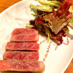 宮崎牛のステーキ フリルレタスとハンサムレッドのサラダ添え(コノ花まひろ )