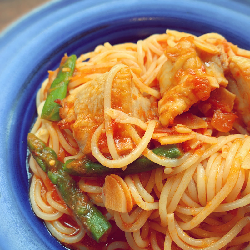 グリルチキンとアスパラガスのトマトパスタ(サンマルクカフェ 阪急かっぱ横丁店)