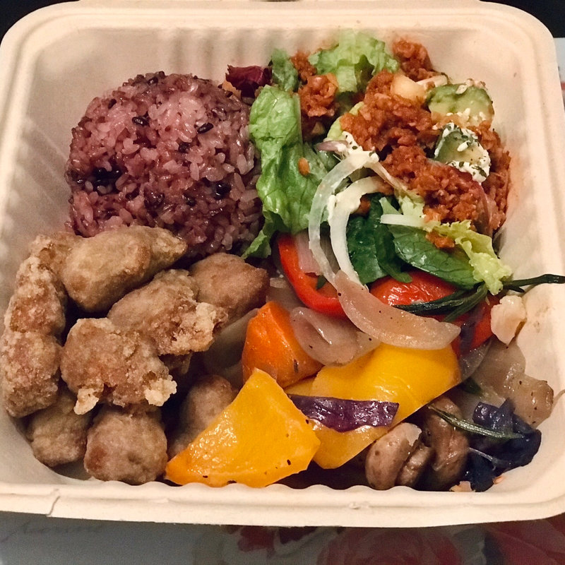 デリプレート（ヴィーガンモチコチキン）(Peace Cafe Hawaii ピースカフェハワイ)