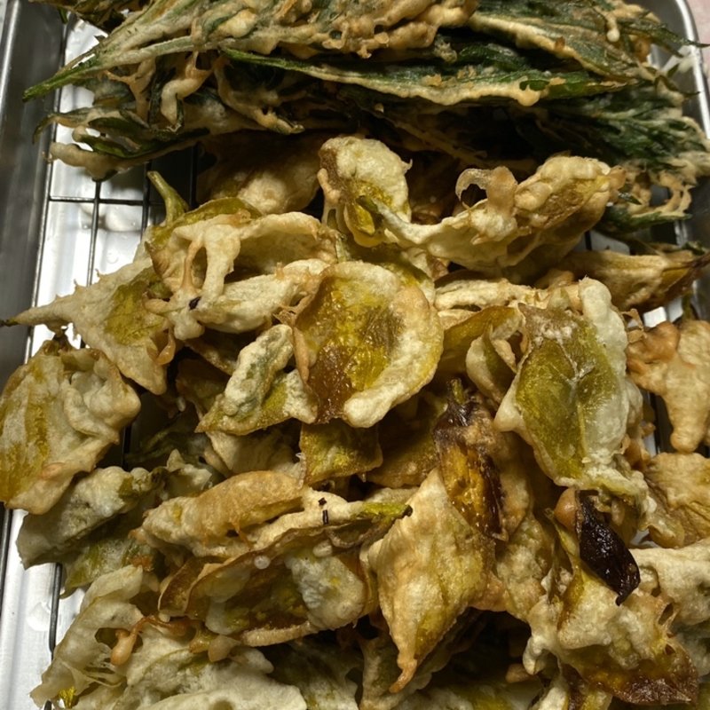 柿の葉とヨモギの天ぷら(自宅)