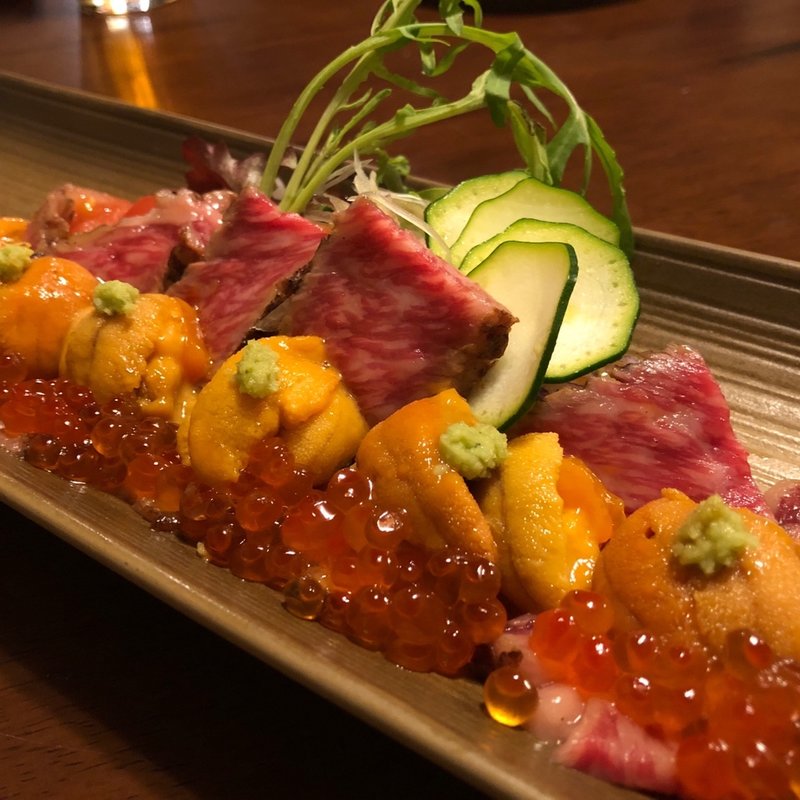 和牛たたき生うにのせ (イクラものります)(魚酔庭)