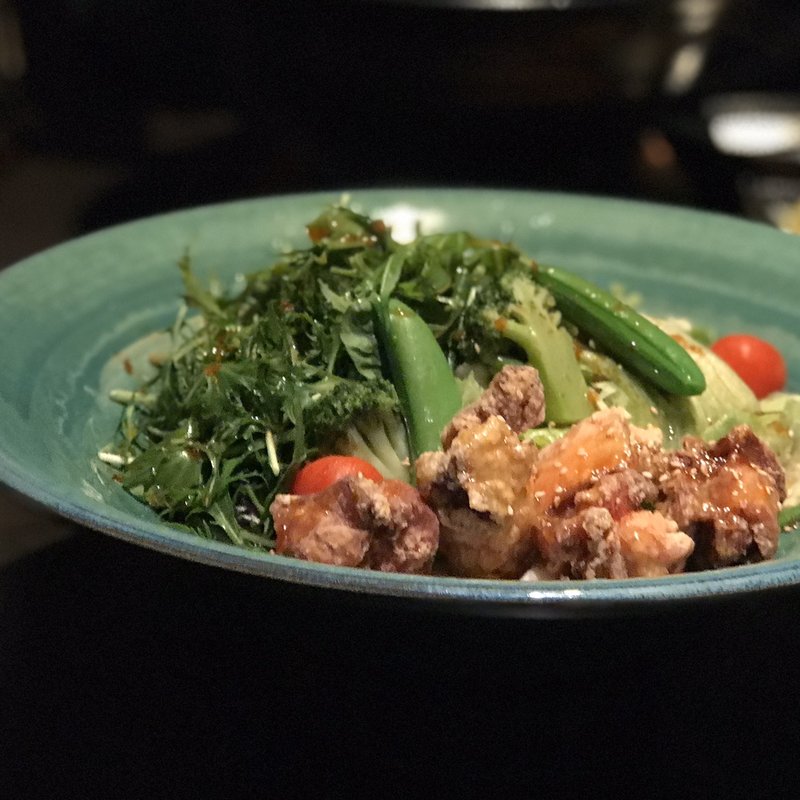 鶏の竜田揚げと野菜サラダのおうどん(麺匠の心つくし つるとんたん 六本木店)