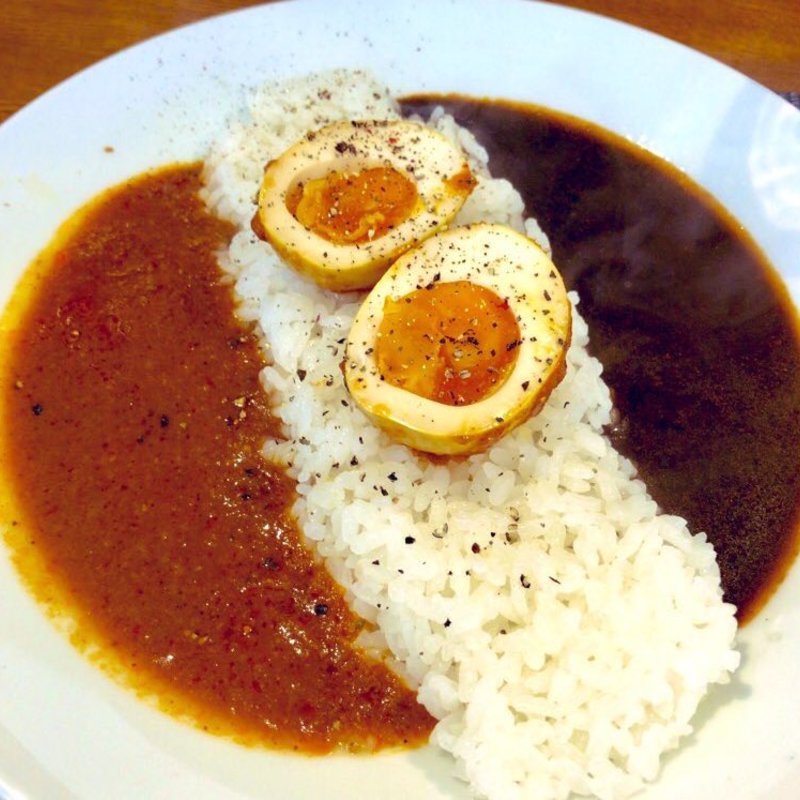カレーとトッピング全部(赤と黒)