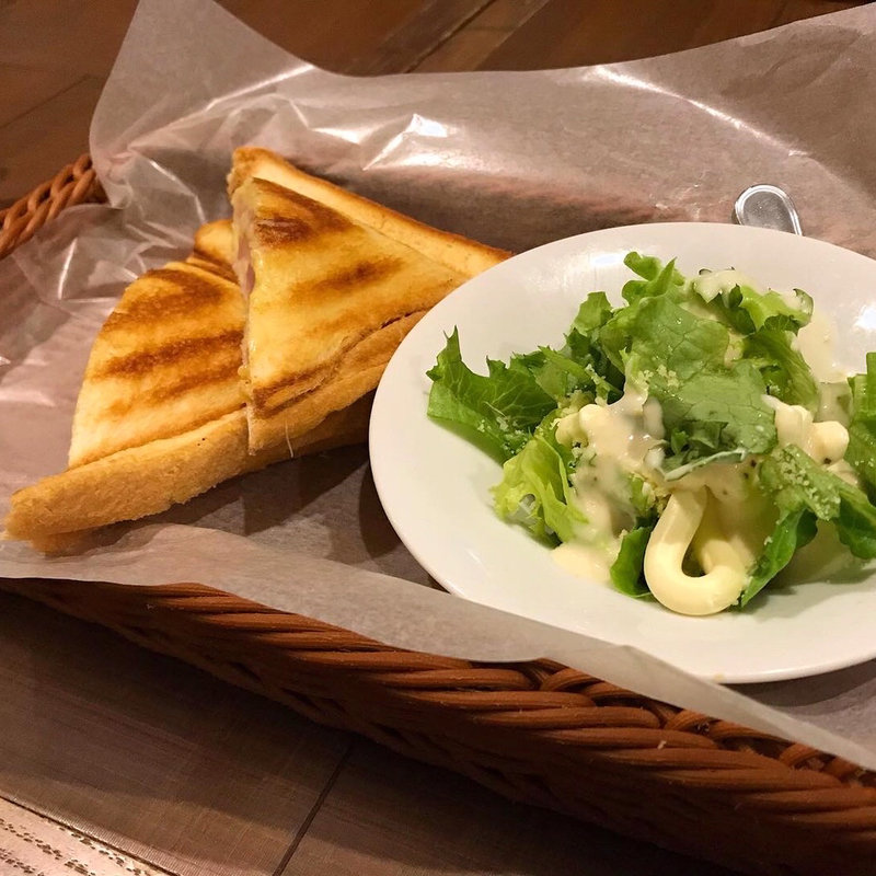 厚切りベーコンととろ〜りチーズのホットサンド（サラダ付き）(倉式珈琲 イオンタウン周南久米店)