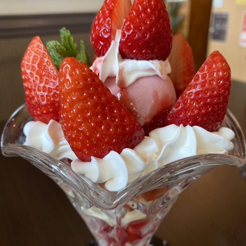 いちごパフェ(いちごやさんのカフェテラスひらおか)