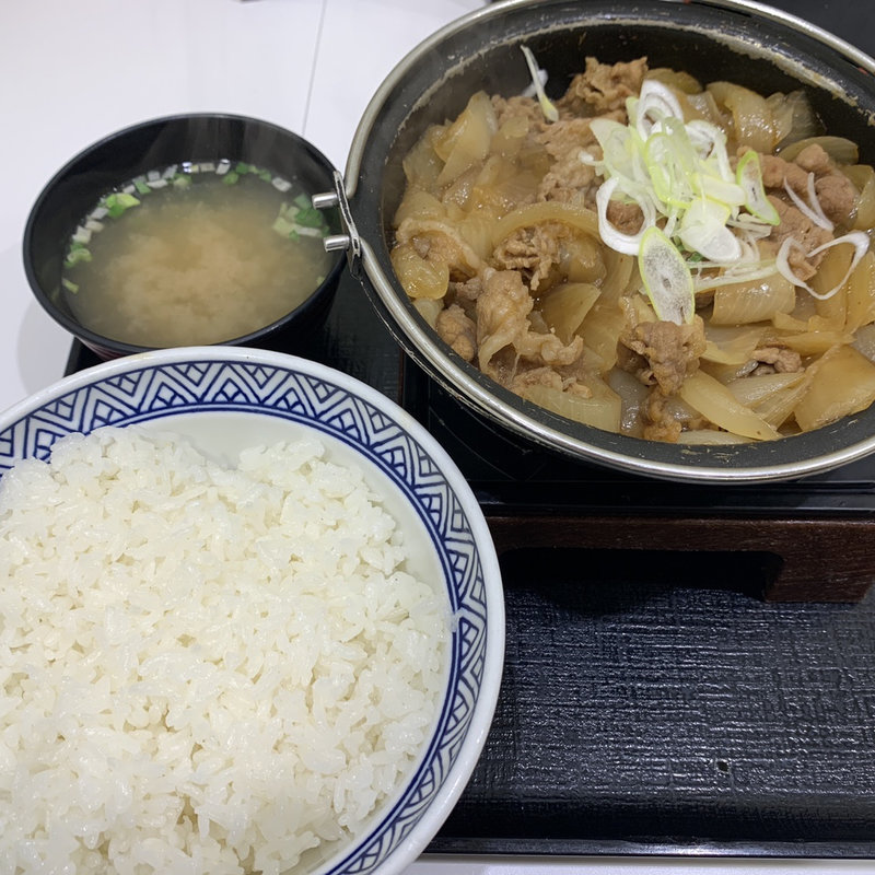 牛の鍋焼き定食(吉野家 新宿東口靖国通り店)