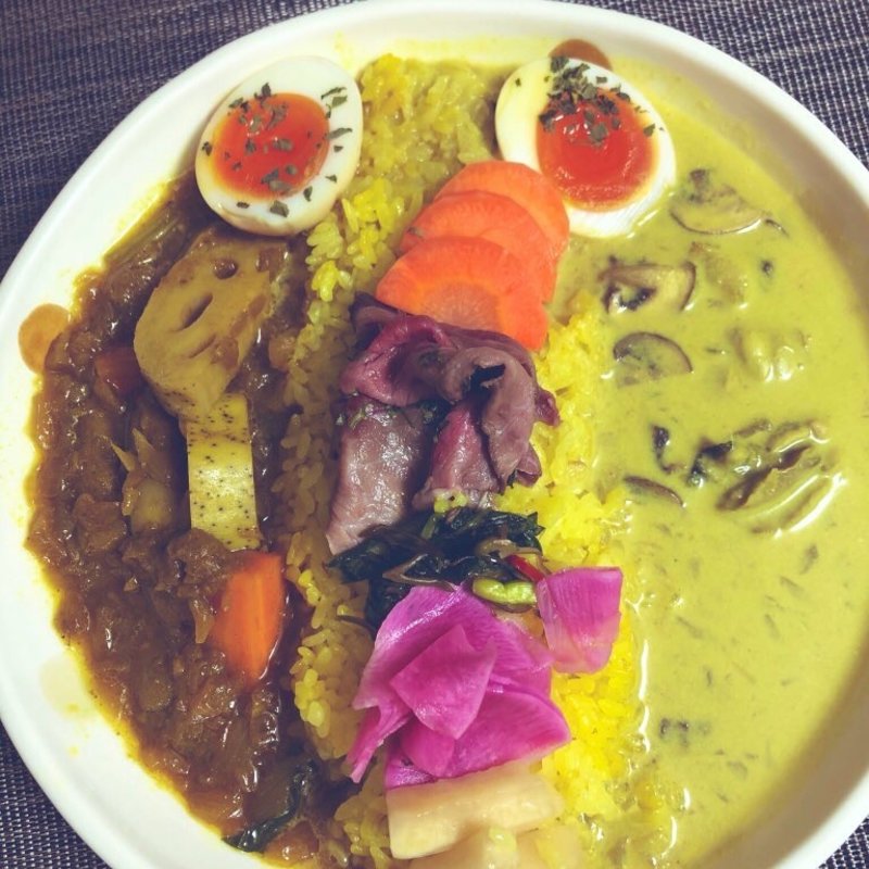 さんま醤油香味野菜カレーと昆布お出汁の牡蠣とマッシュルームのクリームカレー、スパ石井煮玉子、チャーぎゅうトッピング（テイクアウト）(お出汁とスパイス魁エレクトロ二カレー)