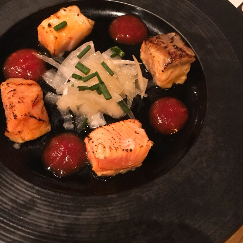 オーラキングサーモンの低温調理の炙り(ビッレリア&ピッツェリア ルーチェ （LUCE）)