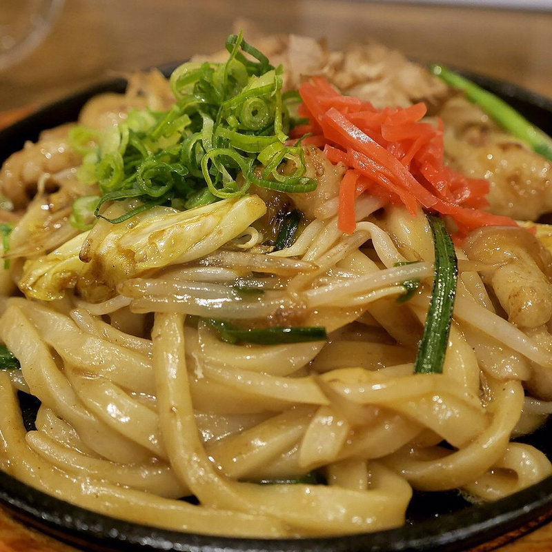 ホルモン焼きうどん(うどん居酒屋 麦笑)