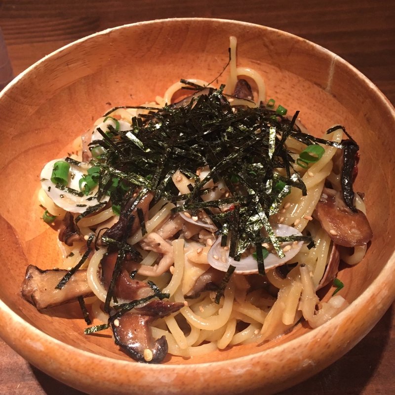 あさりとキノコの醤油バター(バンバール Wine&Pasta)