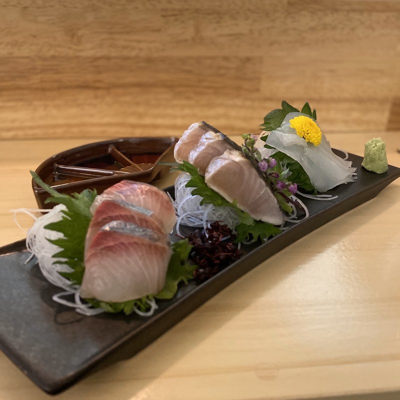 鮮魚の盛り合わせ(選べる三種ハーフ)(炙りさわら、カンパチ、たるいか)(鉄板料理.masu)