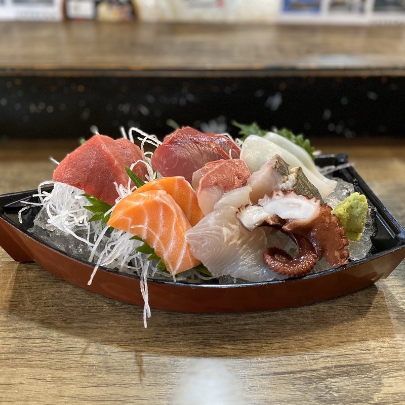 刺身盛り合わせ(本まぐろ、サーモン、タコ、ブリ、さわら、カンパチ、平目ほか)(海十)