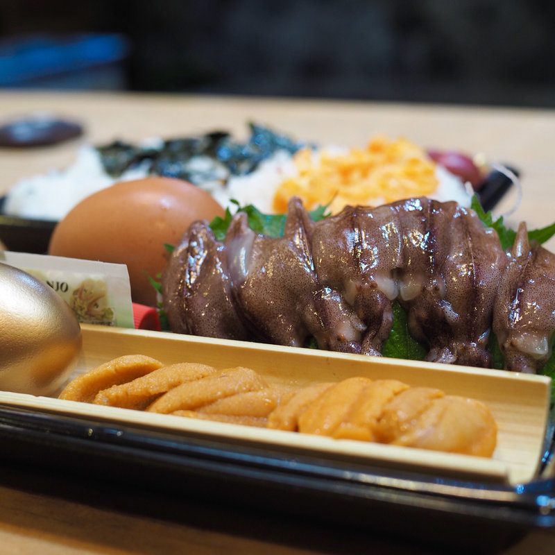 雲丹とホタルイカの丼(泳ぎいか・ふぐ・いわし・大阪懐石料理・遊食遊膳 笹庵 （ささあん）)